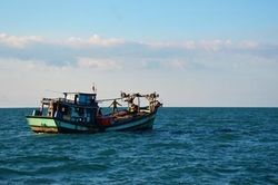 Khẩn trương tìm 4 ngư phủ nhảy xuống biển mất tích