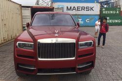 Rolls-Royce Cullinan màu đỏ lạ mắt về Việt Nam, giá trên 41 tỷ đồng
