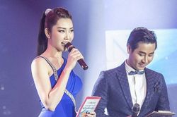 Thúy Ngân 'Gạo nếp gạo tẻ' khoe vai trần gợi cảm, gây ấn tượng khi làm MC