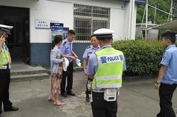 Nữ tội phạm truy nã vô tình bị bắt giữ vì... không đội mũ bảo hiểm khi đi xe đạp điện