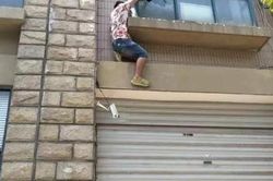 Thanh niên 28 tuổi đòi nhảy lầu tự tử vì... bị mẹ quản chế nhiều năm