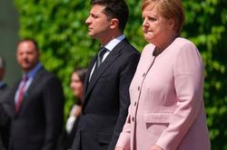 'Người đàn bà thép' nước Đức run lẩy bẩy vì thiếu nước khi đón Tổng thống Ukraine dưới thời tiết nóng nực