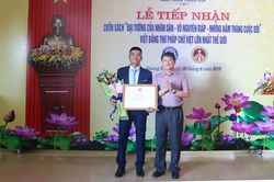 Tiếp nhận sách thư pháp về Đại tướng Võ Nguyên Giáp