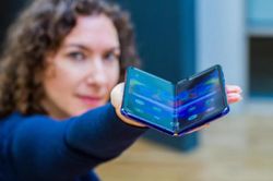 Apple 'cáo già' nhìn Samsung, Huawei làm smartphone màn hình gập
