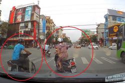 Rẽ không quan sát, nữ tài xế vô tư tạt đầu xe máy