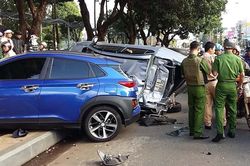 'Xe điên' tông 5 xe máy khi đang dừng đèn đỏ