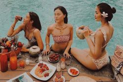 Học cách tạo dáng sang chảnh cùng hội bạn thân khi đi du lịch
