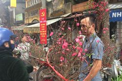 Thưởng Tết cho người lao động: Không thể là... gạch, dép