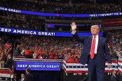 Tổng thống Mỹ Donald Trump chính thức tái tranh cử: Lợi thế vào thách thức