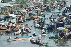 Dầm mưa thăm một chợ nổi rất khác ở miền Tây