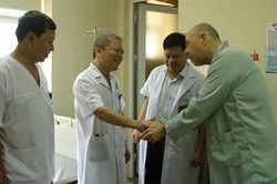 Bệnh viện E mổ cấp cứu thành công một du khách người Mỹ