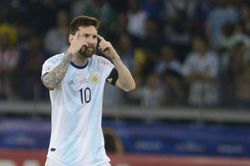 Argentina may mắn mới trụ lại giải đấu