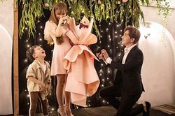 Thu Thủy nức nở khi bạn trai kém 10 tuổi cầu hôn