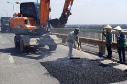 Cầu Thăng Long cứ vá lại hỏng, lãng phí đến bao giờ?