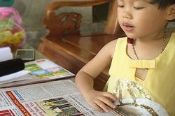 Kỳ lạ bé gái bại liệt 3 tuổi bỗng dưng biết đọc