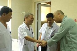 Du khách Mỹ nguy hiểm tính mạng vì sỏi niệu quản được bác sĩ Việt cứu sống