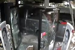 Dùng xe tải phá tường, trộm hết tiền cây ATM