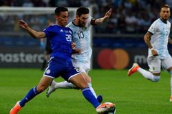 Messi ghi bàn trên chấm 11m giải cứu Argentina