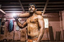 Đô vật bùn kushti từ bỏ ham muốn thể xác để chinh phục vinh quang trọn đời
