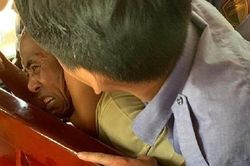 Người đàn ông đánh vợ dã man trên tàu SE8 do… nghi ngoại tình