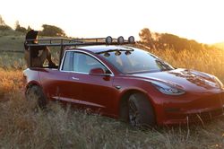 Cô gái chơi trội, 'phá' Tesla Model 3 mới tinh biến thành xe bán tải chất lừ