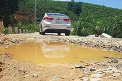 Người dân bức xúc vì đường dẫn vào khu tái định cư hư hỏng nghiêm trọng