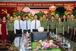 Bộ trưởng TT&TT Nguyễn Mạnh Hùng thăm Báo CAND và đối thoại nhiều vấn đề 'nóng'