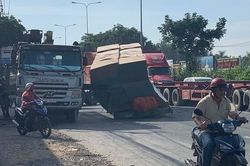 Cuộn giấy văng khỏi rơ-moóc container, giao thông ùn tắc trên QL1A