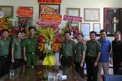 Ban giám đốc Công an TP.HCM chúc mừng Báo CATP