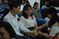 Học sinh TP.HCM lau tay cho cha mẹ trong buổi lễ tri ân