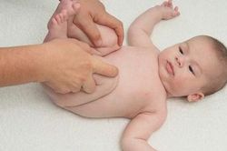 Ngay sau khi sinh, mẹ nên thực hiện thao tác này để tránh con đi 'chân thấp, chân cao' về sau