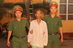 Không có tiền mua ma túy, gã nghiện cầm dao cứa cổ tài xế xe ôm