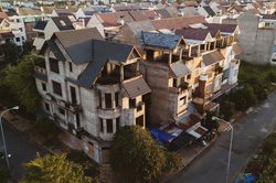 Hàng chục biệt thự bỏ hoang gần 10 năm cạnh cao tốc ở quận 9, TP.HCM