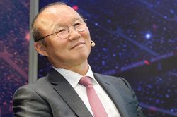 'Ở lại Việt Nam, HLV Park nhận nhiều thứ hơn tiền bạc'