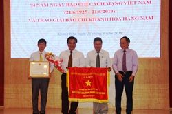 Hội Nhà Báo tỉnh Khánh Hòa nhận cờ thi đua của Thủ tướng Chính phủ