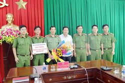 Khen thưởng CA tỉnh Đắk Nông về thành tích triệt phá đường dây sản xuất, buôn bán xăng giả quy mô lớn