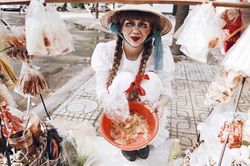Búp bê ma Annabelle xuất hiện trên phố khiến người Sài Gòn'phát khiếp'