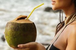 Những người đại kỵ tuyệt đối không được uống nước dừa