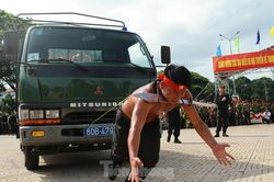 Mục kích những màn nội công thượng thừa của cảnh sát cơ động