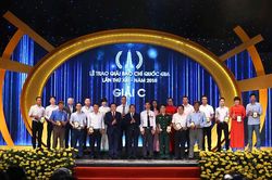 Thủ tướng Nguyễn Xuân Phúc: Ngòi bút báo chí là vũ khí phò chính, trừ tà