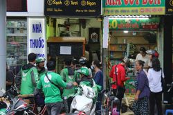 Cảnh lạ trước cửa hàng trà sữa, đồ ăn vặt ngày nắng nóng đỉnh điểm