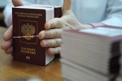 EU có thể không công nhận hộ chiếu Nga cấp cho cư dân Donetsk và Lugansk