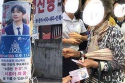 Cha và bà của Kim Si Hoon phát tờ rơi trên đường để kêu gọi ủng hộ anh trong Produce X 101