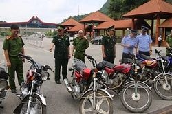 Bàn giao xe môtô nhập lậu cho Công an tỉnh Quảng Tây (Trung Quốc)
