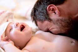 2 thói quen cha mẹ làm tưởng tốt mà lại hại con