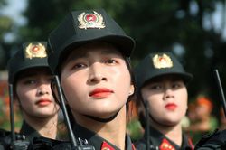 Những 'bông hồng thép' ôm súng diễu hành trong hội thi ở Tây Nguyên