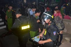Hàng chục thanh niên phê ma túy hò hét trong vũ trường