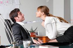 Vợ ngoại tình với sếp bị sa thải, ly hôn chia tài sản thế nào?