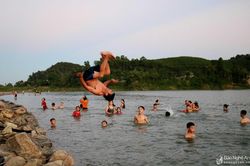 Nắng khốc liệt, người dân trung du Nghệ An kéo nhau ra sông Lam 'giải nhiệt'
