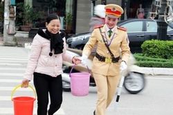 Từng bước thực hiện chuẩn mực văn hóa công vụ